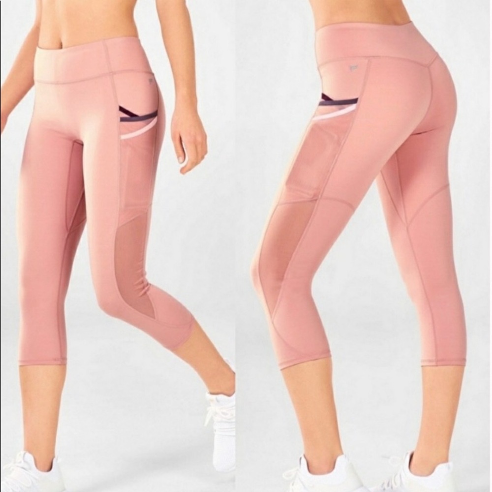 NWT Fabletics Trinity Pocket Leggings Capri Size Medium